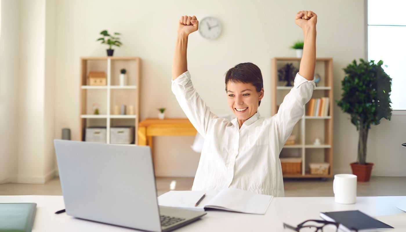 A woman on a laptop learning how to invest in a franchise from home.
