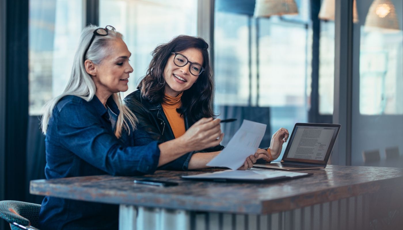 A woman and a consultant talking about questions to ask before buying a franchise.