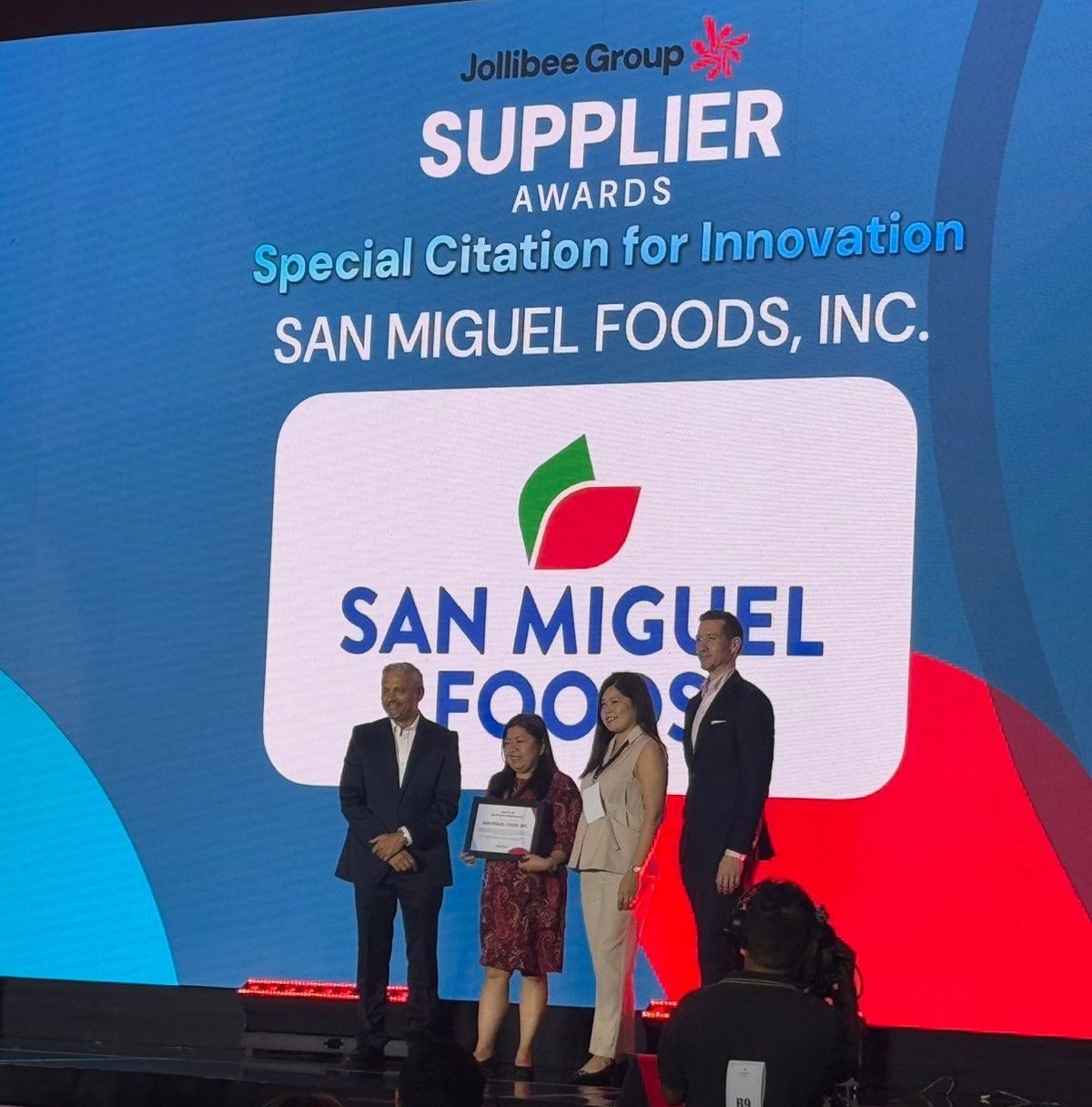 In the photo, from left: McDonald’s Ph QA Director Alvin Marcelo, Kenneth Yang, SMFI GM Dr. Leo Obviar, Andrei Villareal, and McDonald’s Ph Purchasing Director Sarah Bianca Aquino