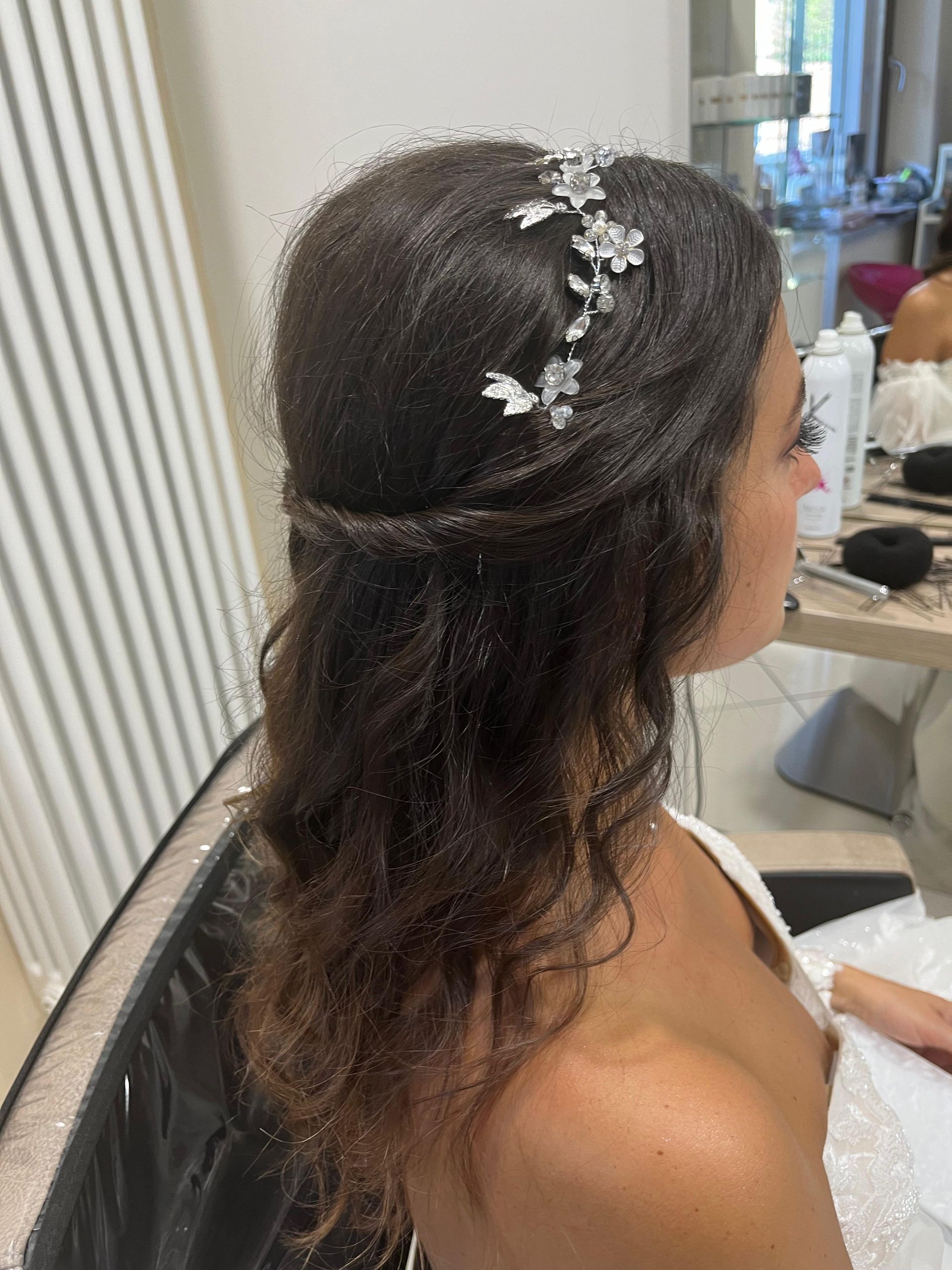 una sposa con aqcconciatura