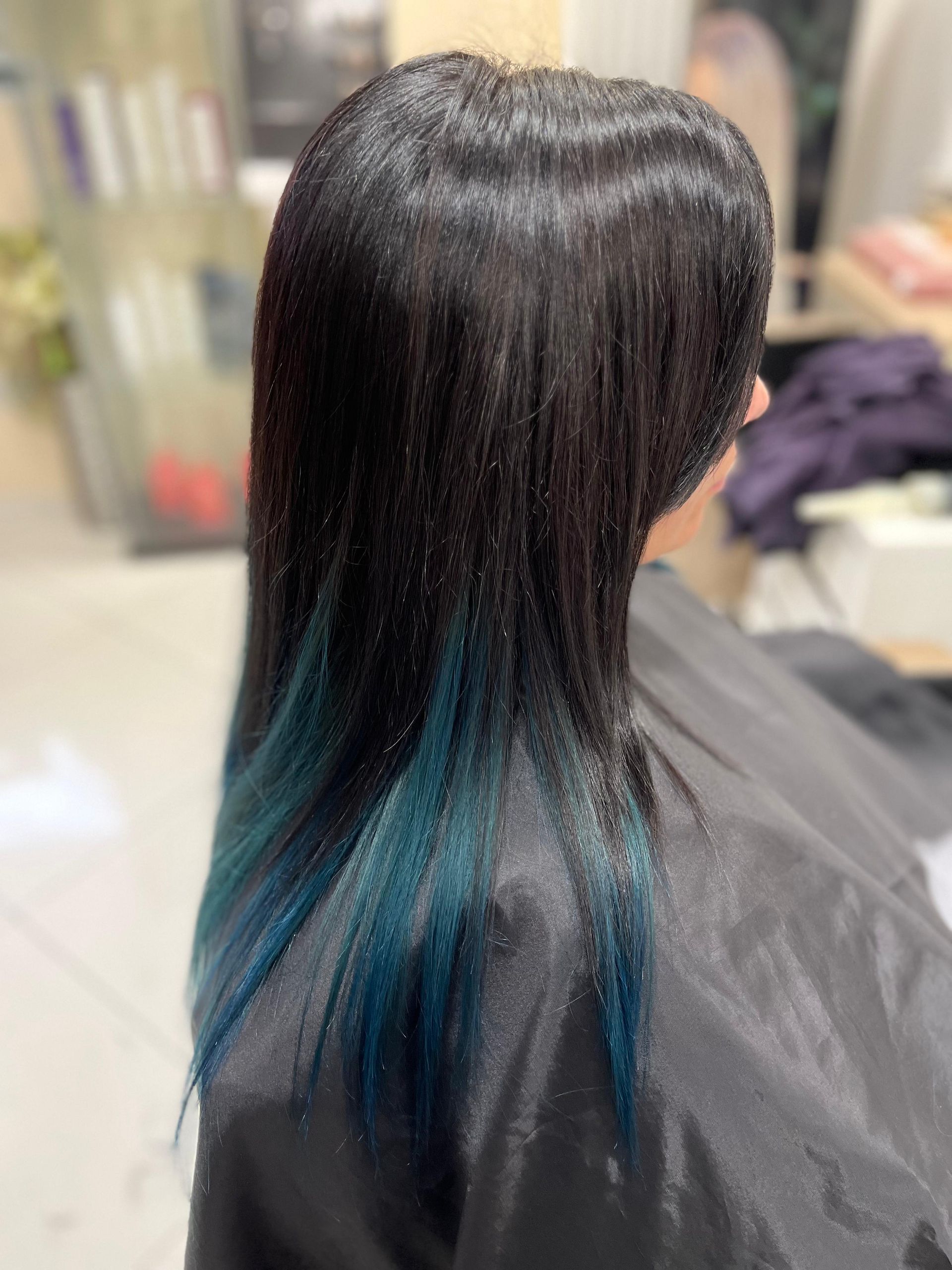 capelli neri e blu