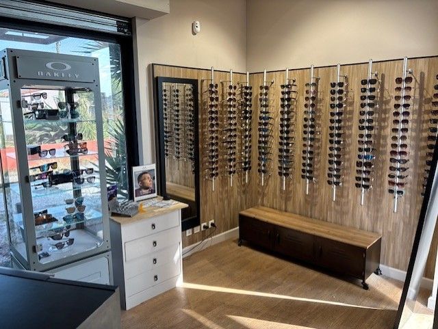  Vitrine Oakley visible.