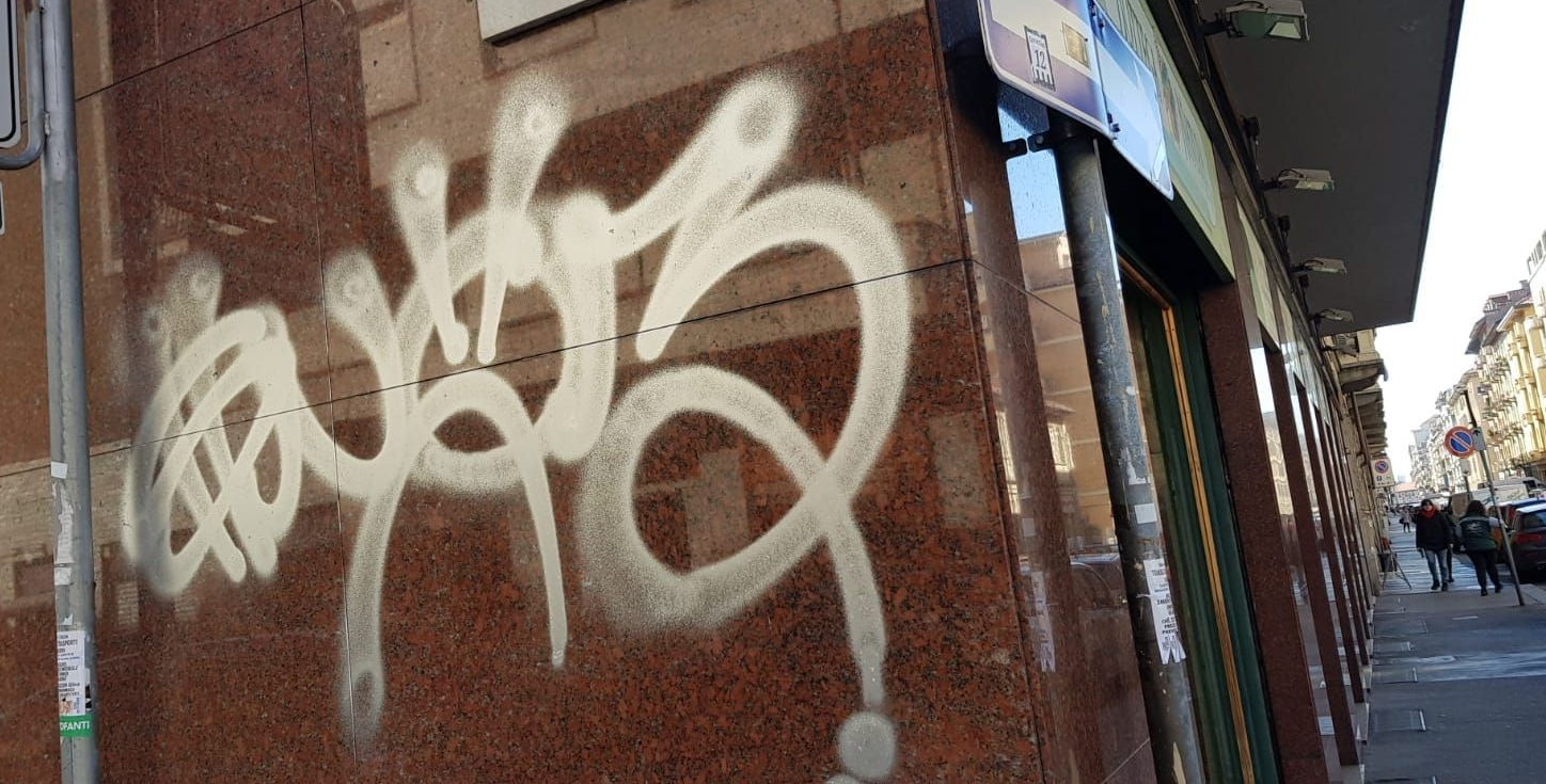 pulizia muri imbrattati prima