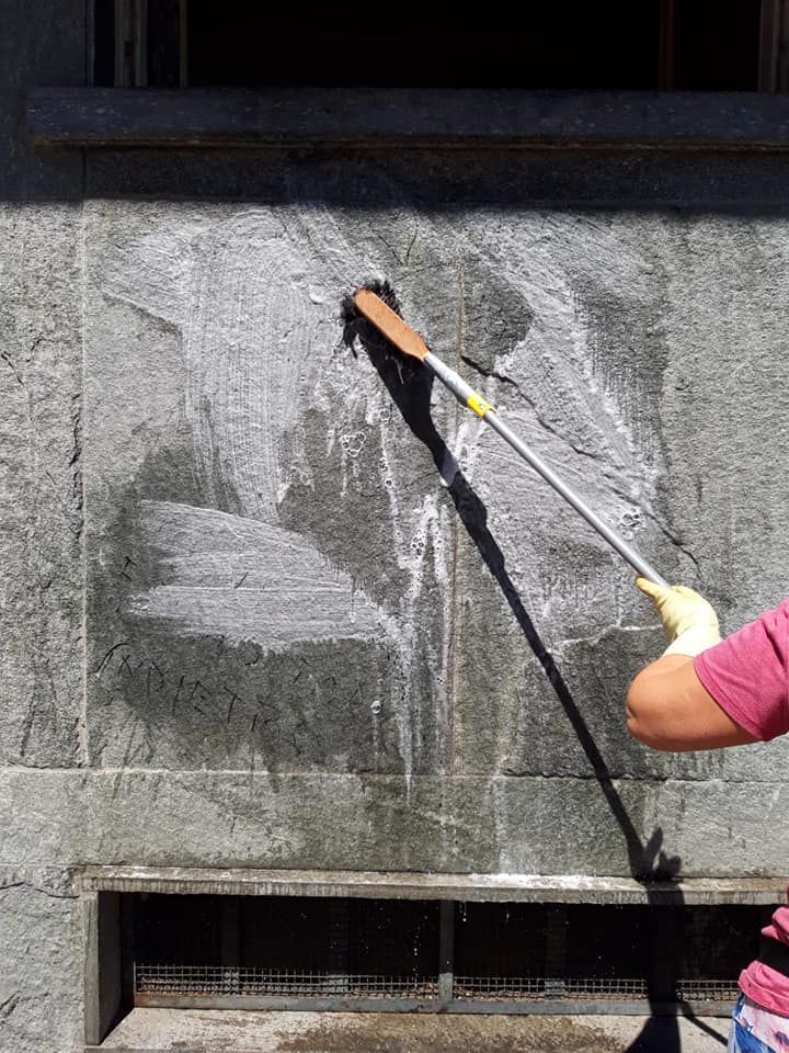 pulizia muri da graffiti