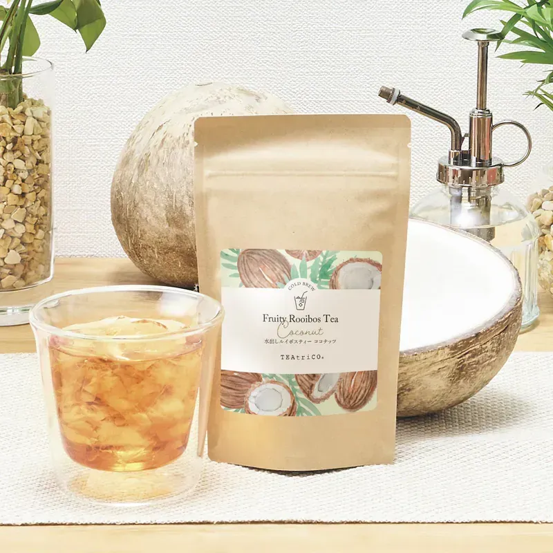 棕色袋裝水果口味路易波士茶,口味為「椰子」。標籤上印有椰子圖案。