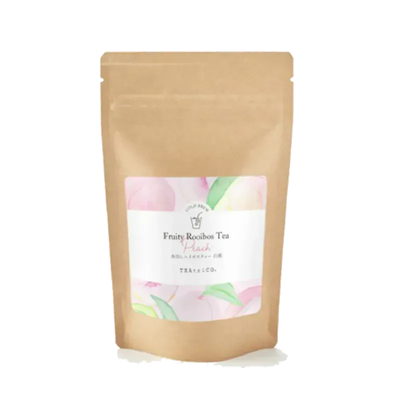 棕色茶包,標籤上寫著:“水果彩虹桃子茶”,圖案為桃子和葉子。