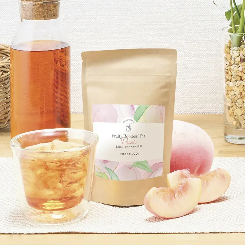 棕色茶包,標籤上寫著:“水果彩虹桃子茶”,圖案為桃子和葉子。