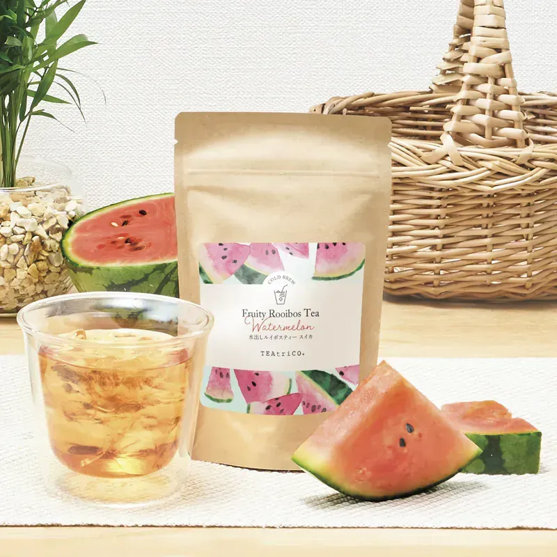 棕色茶包,有西瓜標籤;文字為「享用草本茶」。