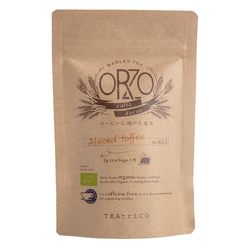 棕色紙袋裝 ORZO 杏仁太妃糖茶包,印有文字和標誌,有機產品。