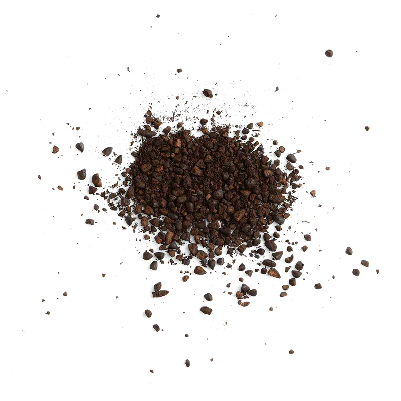 棕色紙袋裝 ORZO 杏仁太妃糖茶包,印有文字和標誌,有機產品。