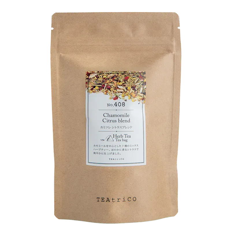 棕色茶包上標有“408號洋甘菊柑橘混合茶”，可以看到裡面色彩繽紛的草本混合物。