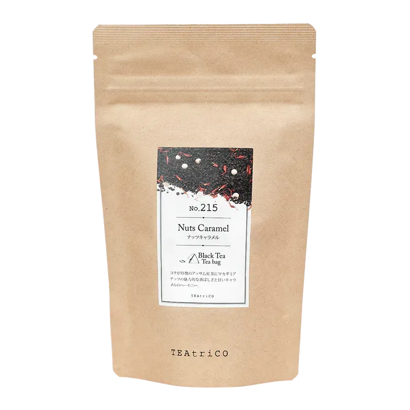 一袋棕色紙袋裝著215號黑焦糖茶，帶有標籤，展示在白色工作室環境中。