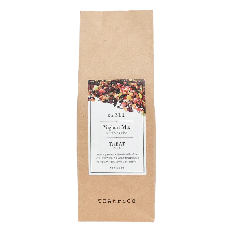 一袋棕色紙袋裝著優格混合茶，上面貼有產品詳情標籤和色彩鮮豔的茶葉成分圖片。