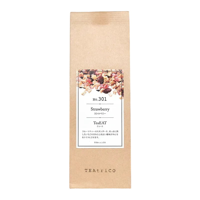 棕色紙質茶包,貼有草莓標籤。 “TEA TRICO”字樣印在底部。