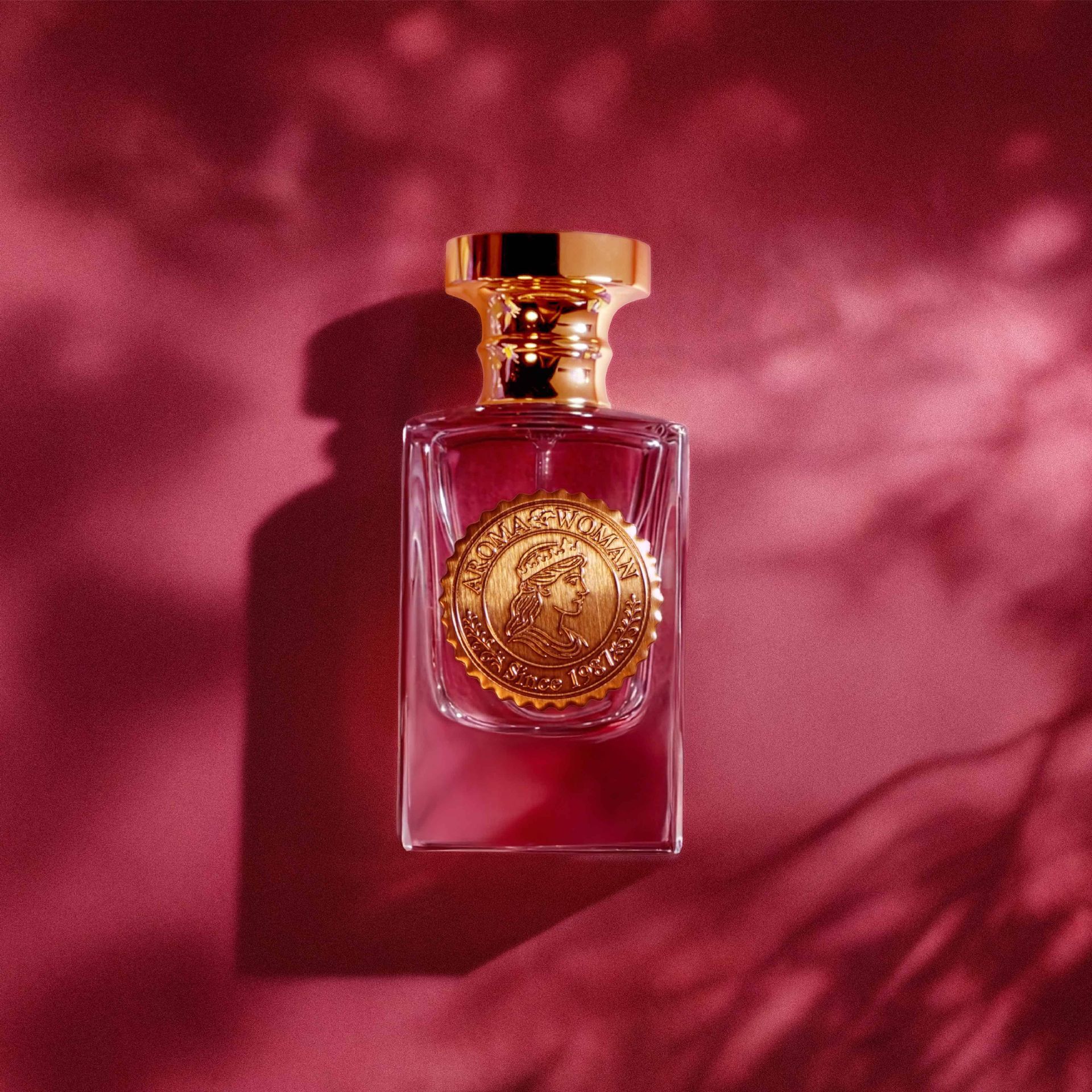 香水瓶和包裝盒。包裝盒為深藍色,並飾有金色花卉圖案。瓶蓋為金色,瓶身飾有硬幣狀徽章。