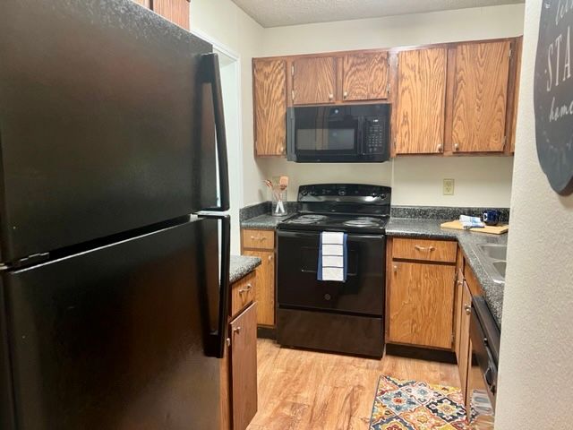 Interior of bathroom with shower/tub and white fixtures