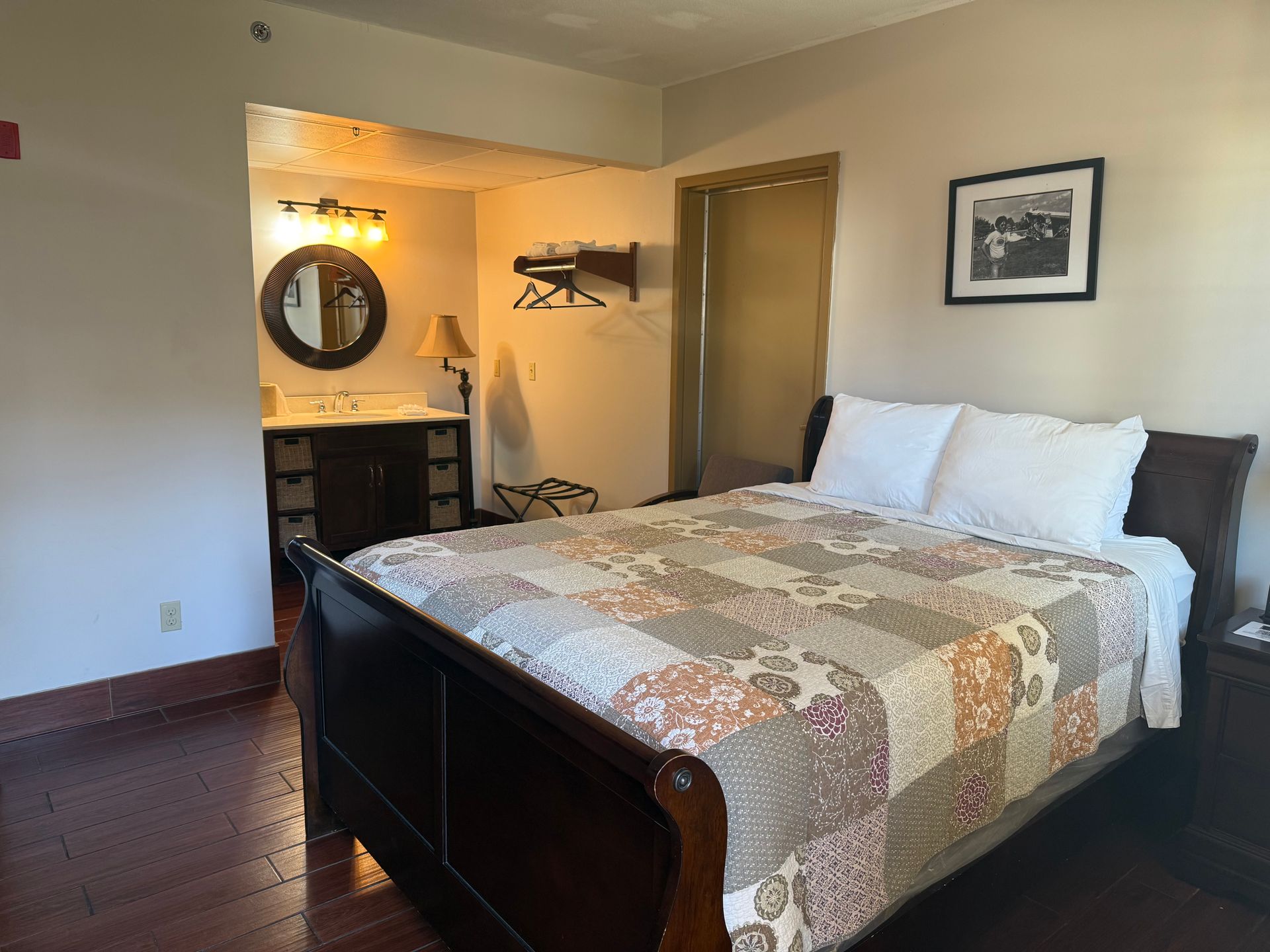 Room w/ Single Queen Bed, Victory Station Hotel, Put-in-Bay, Ohio