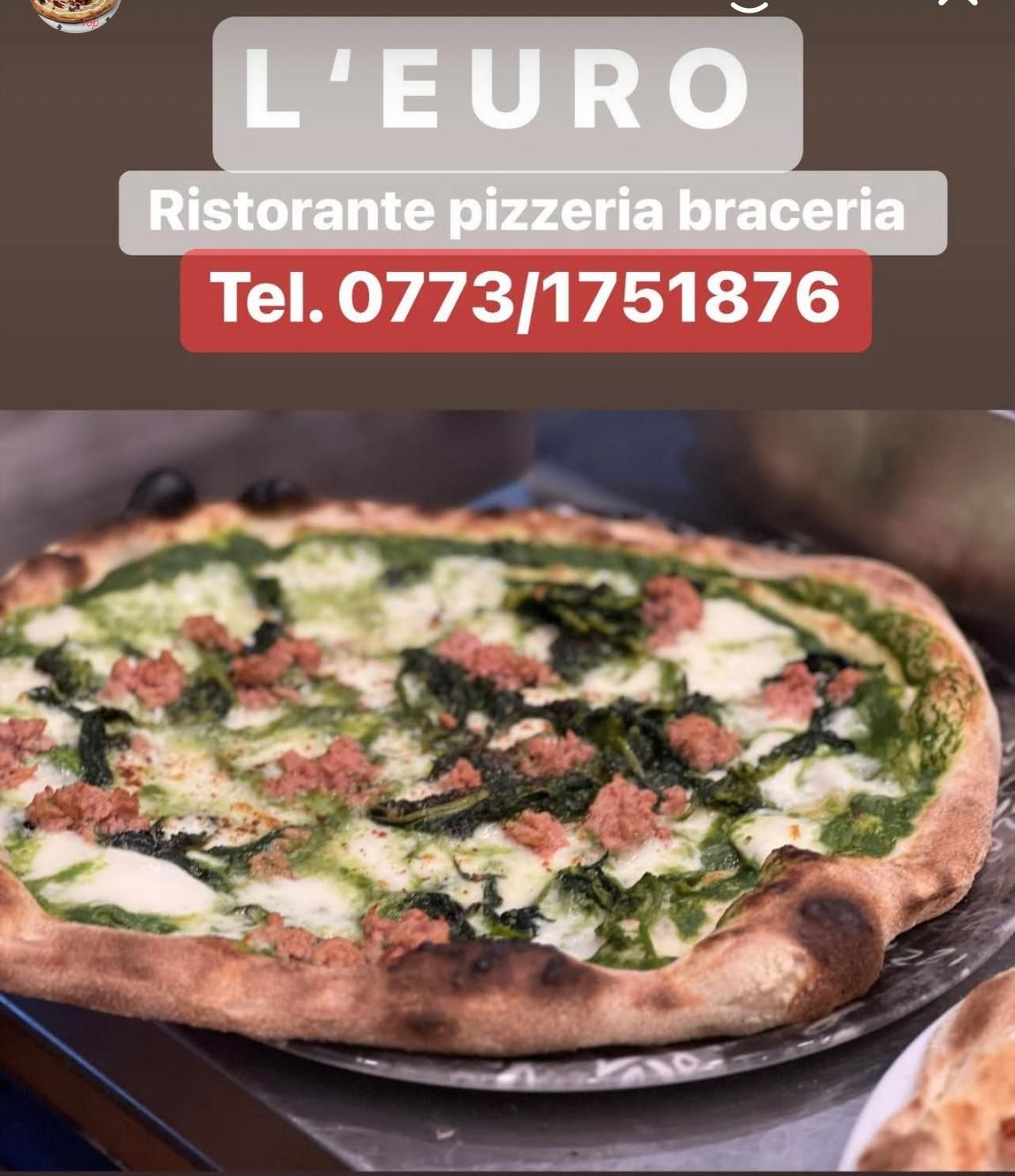 Pizza con salsa verde, mozzarella e salsiccia del ristorante L'Euro in Italia. Numero di telefono: 0773/1751876.