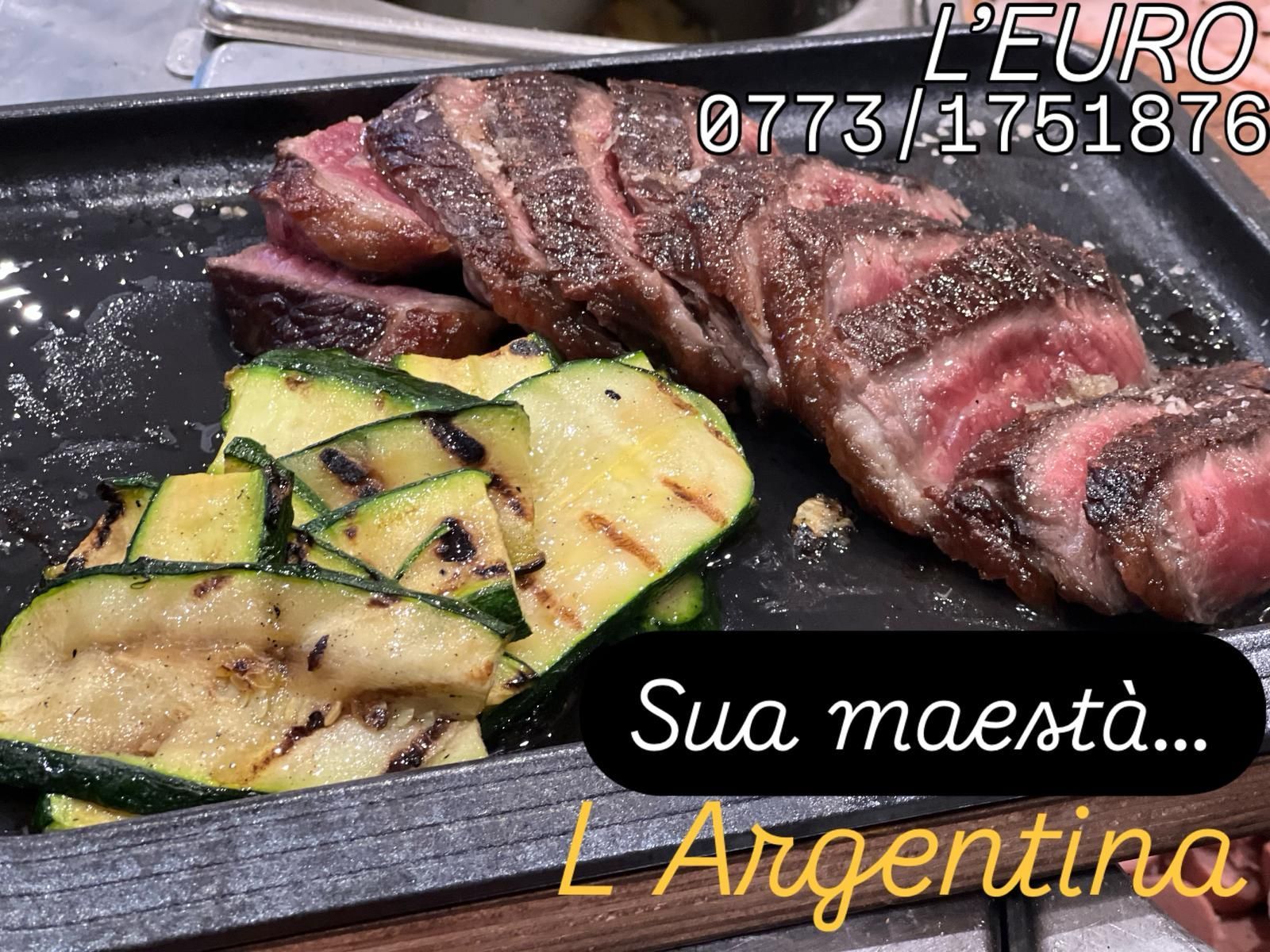 Bistecca alla griglia e zucchine con la scritta: