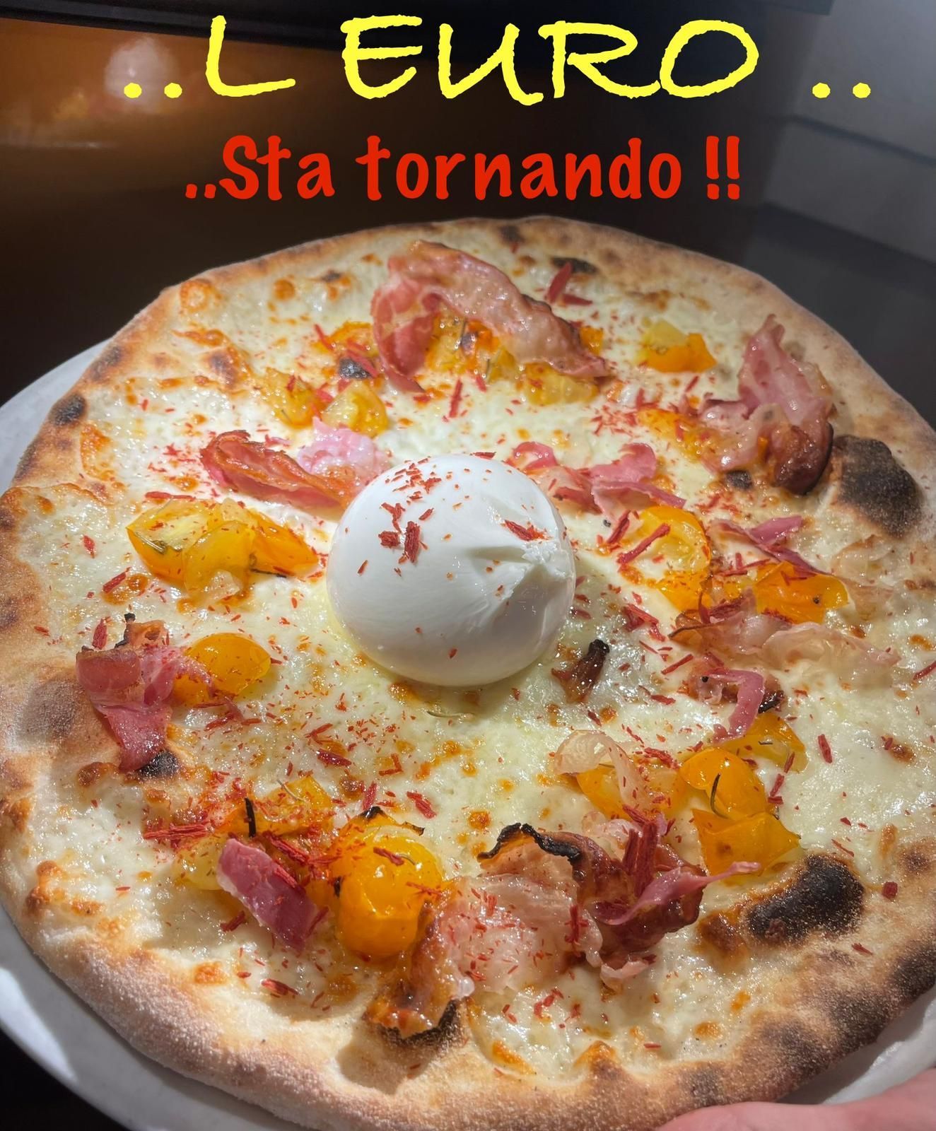 Pizza con condimenti, farcita con panna e spezie, con la scritta