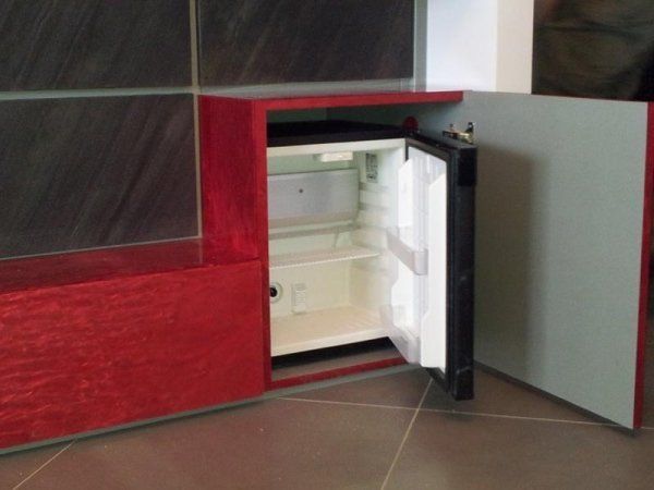 mobile in legno su misura per coprire mini frigo
