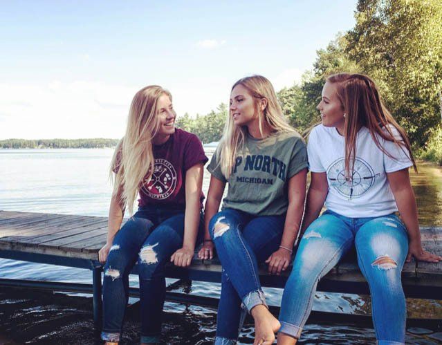 3 woman sitting on the bench