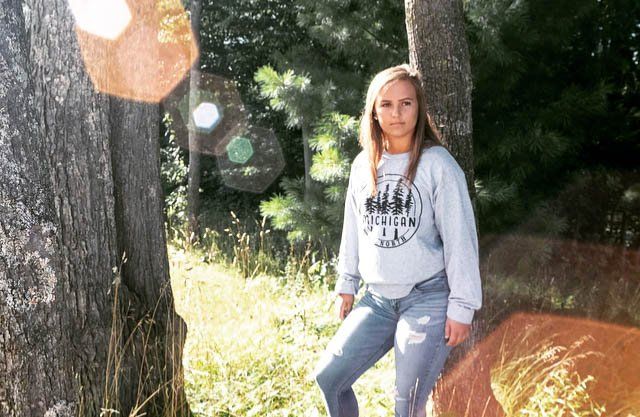woman wearing grey sweat shirt