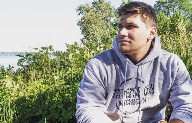 guys wearing grey hooded jacket