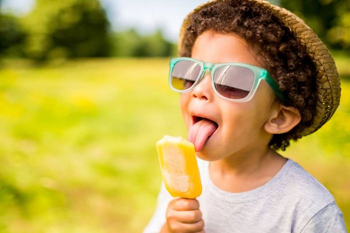 Bambino che mangia gelato