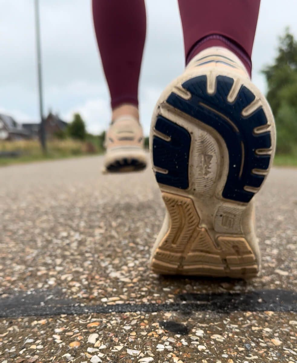 Een man poetst een schoen met een machine.