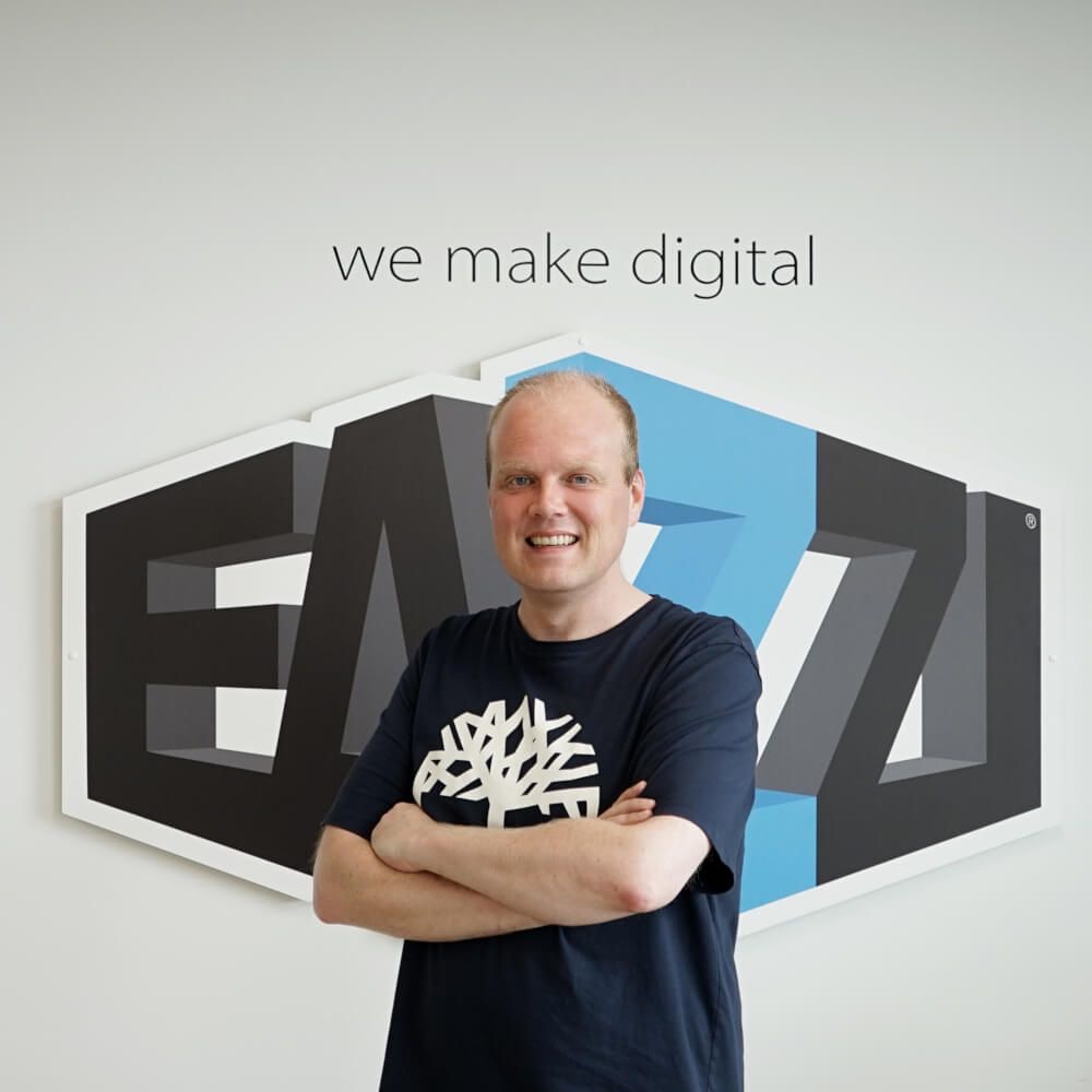 Arno staat voor het logo van EAZZI met slogan We make digital