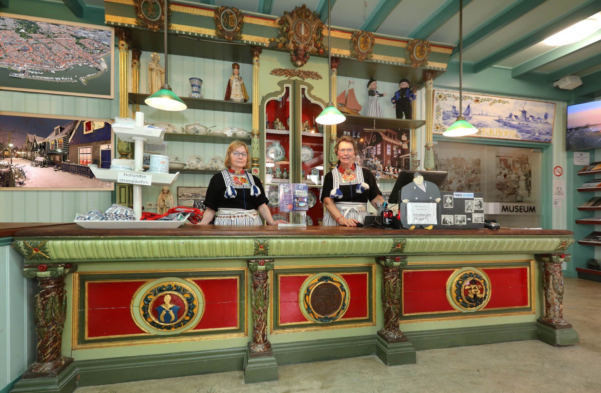 Een man houdt een groot zonnepaneel vast voor een busje.