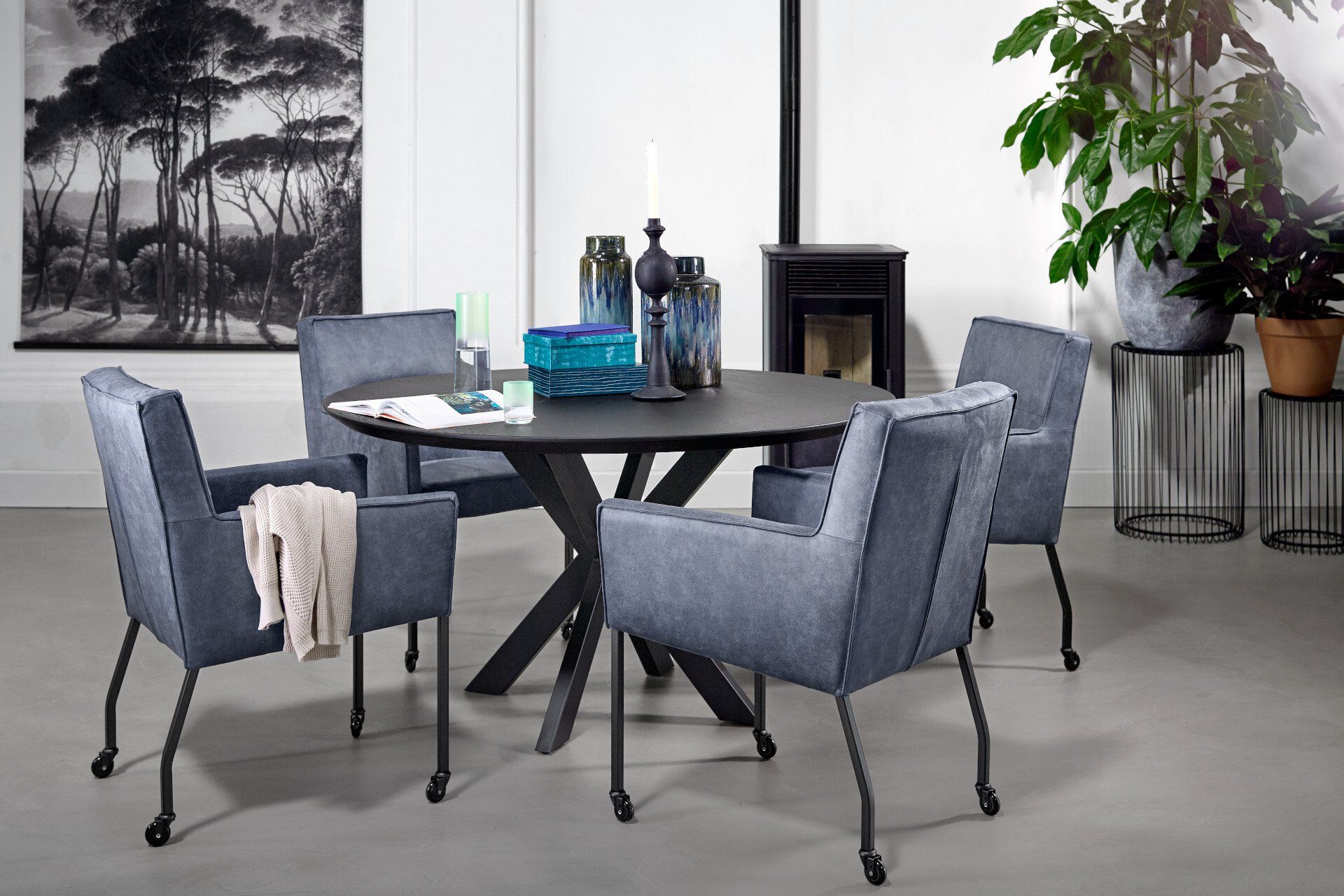 Een eetkamer met een tafel en stoelen en een open haard.