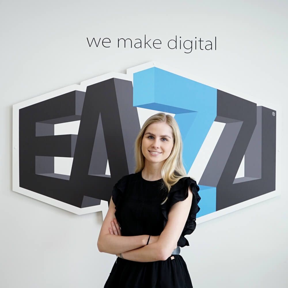 Tessa staat voor het logo van EAZZI met slogan We make digital