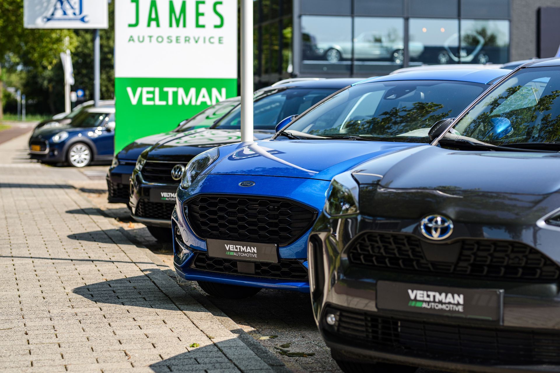 Een vrouw met een handdoek op haar hoofd houdt een spuitfles en een borstel vast