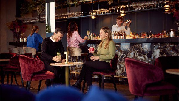 Een man en een vrouw zitten aan een tafel in een restaurant.