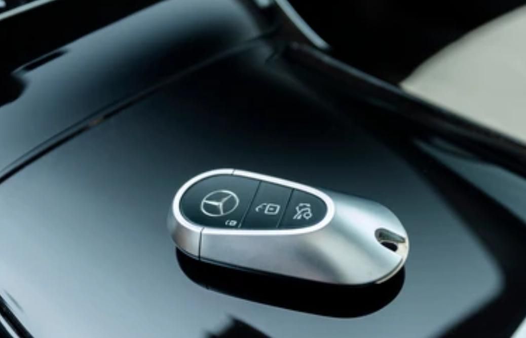 Ein Autoschlüssel liegt auf dem Armaturenbrett eines Autos.