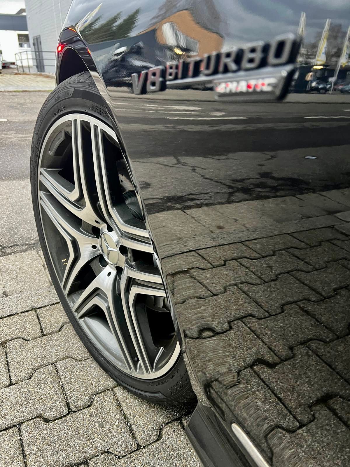 Eine Nahaufnahme eines Autorads auf einem gepflasterten Gehweg.