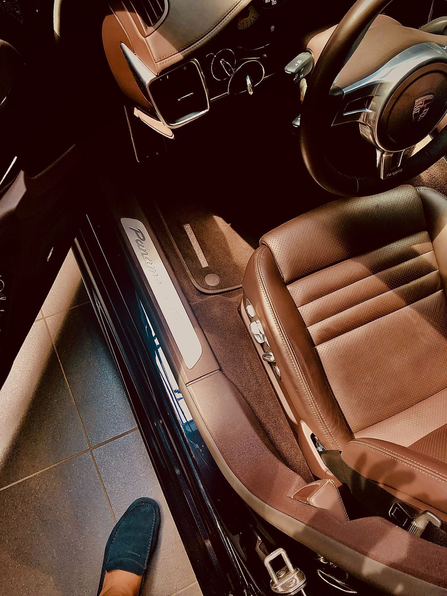 Eine Person steht in der Tür eines Autos.