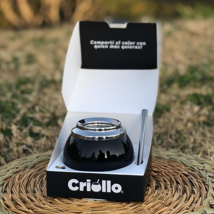 Cubo de cuero marrón con asa y costuras blancas.