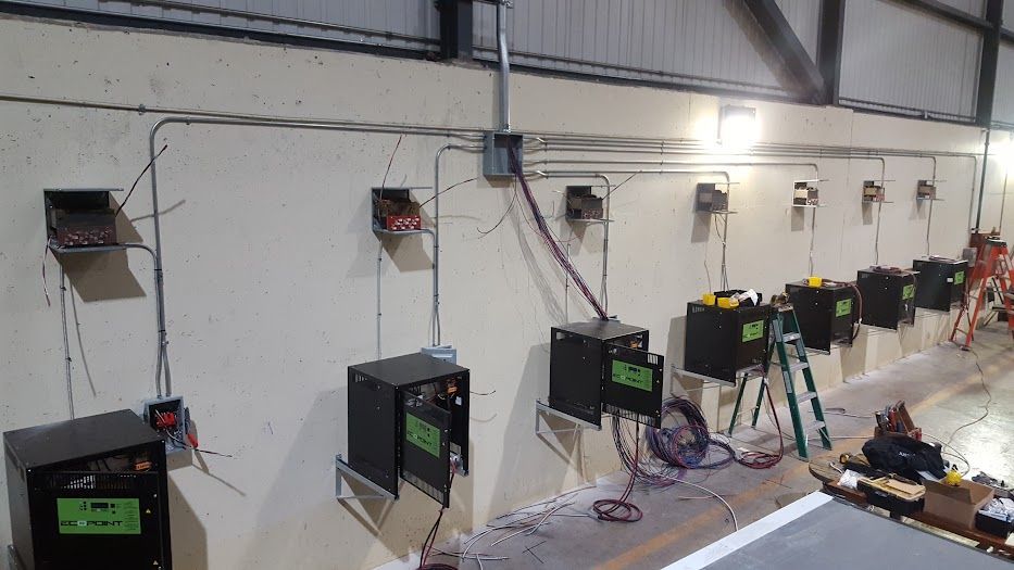 Un entrepôt avec beaucoup d'équipements électriques sur le mur.