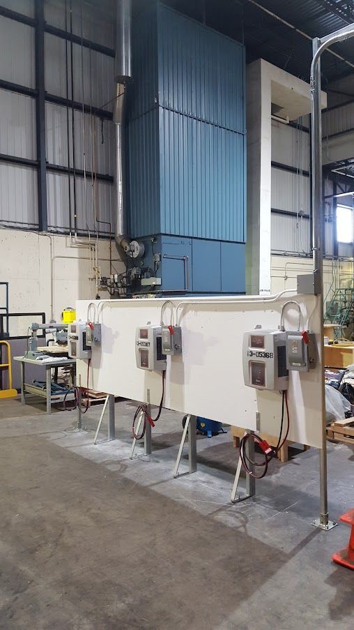 Une grosse machine se trouve au milieu d'un entrepôt.