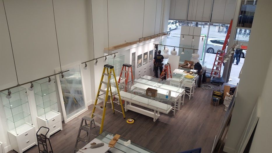 Une vue aérienne d'une grande pièce avec des tables et une échelle.