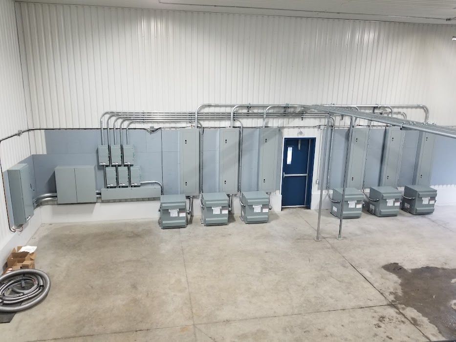 Une grande pièce avec beaucoup d'équipements électriques