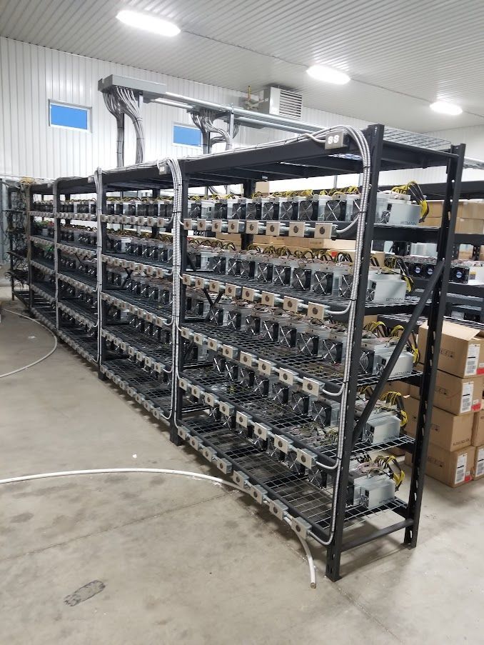 Un entrepôt rempli de nombreuses étagères et boîtes.