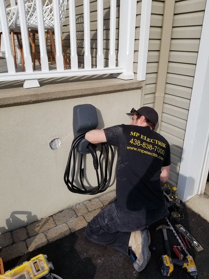 Un homme est agenouillé devant une maison tenant une corde.