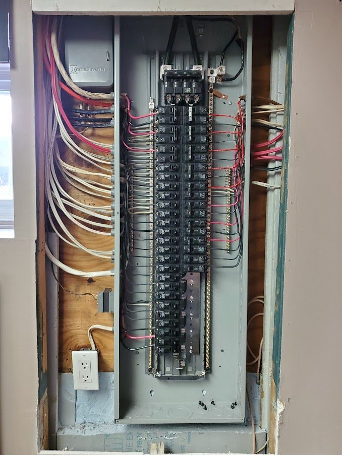 Un panneau électrique avec beaucoup de fils qui en sortent.