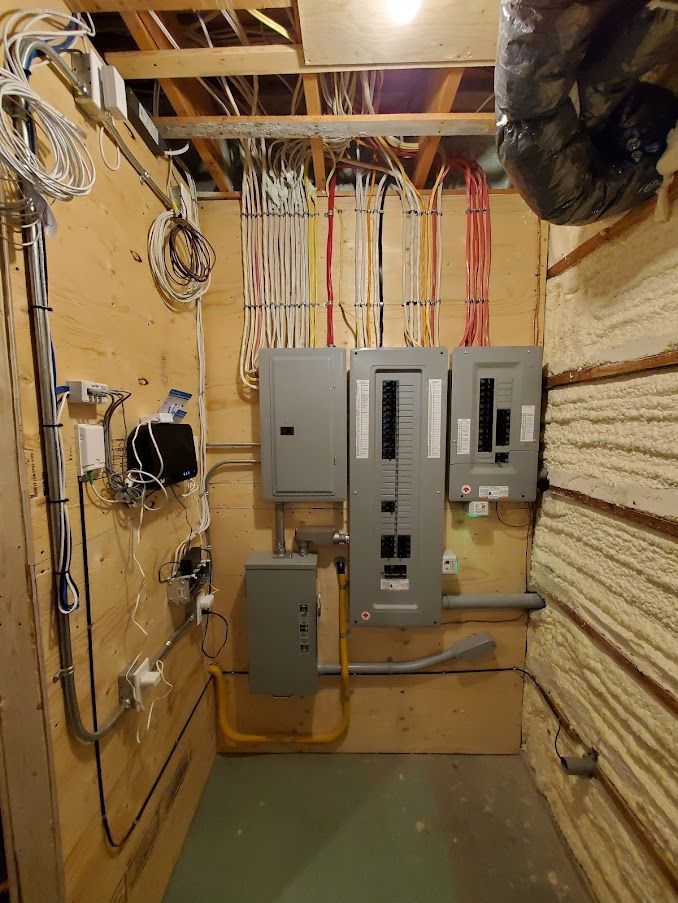 Il y a beaucoup de fils qui pendent du plafond dans cette pièce.