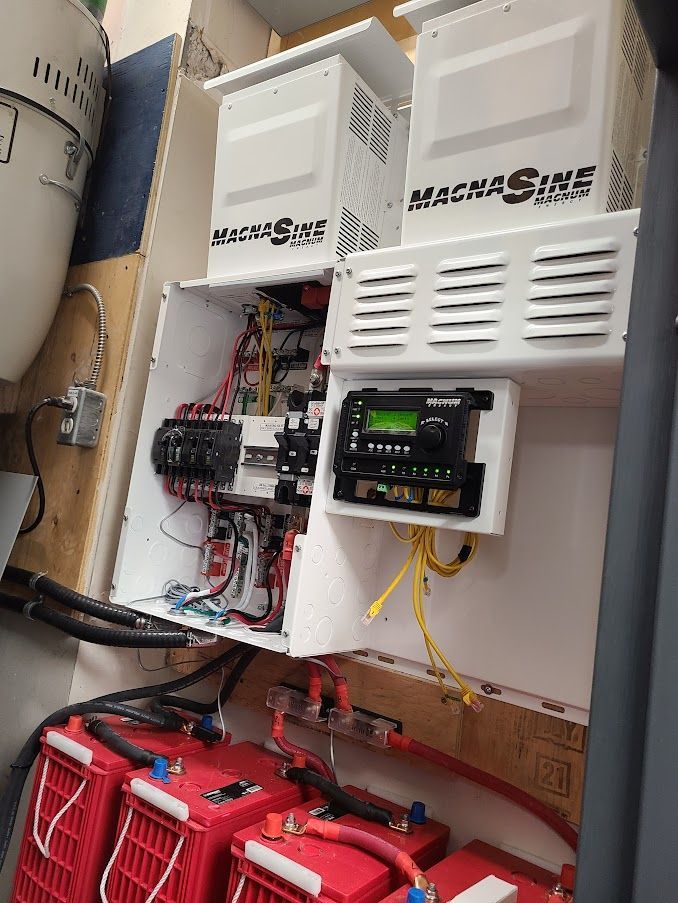 Un tas de piles rouges se trouvent à l'intérieur d'une boîte blanche.