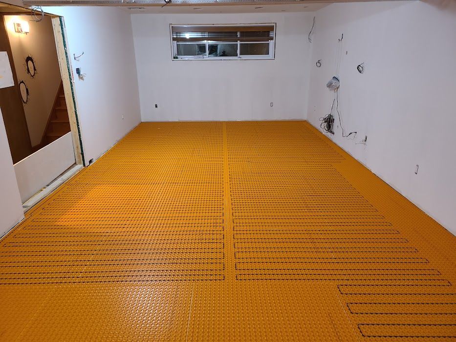 Une pièce avec un sol jaune et des murs blancs